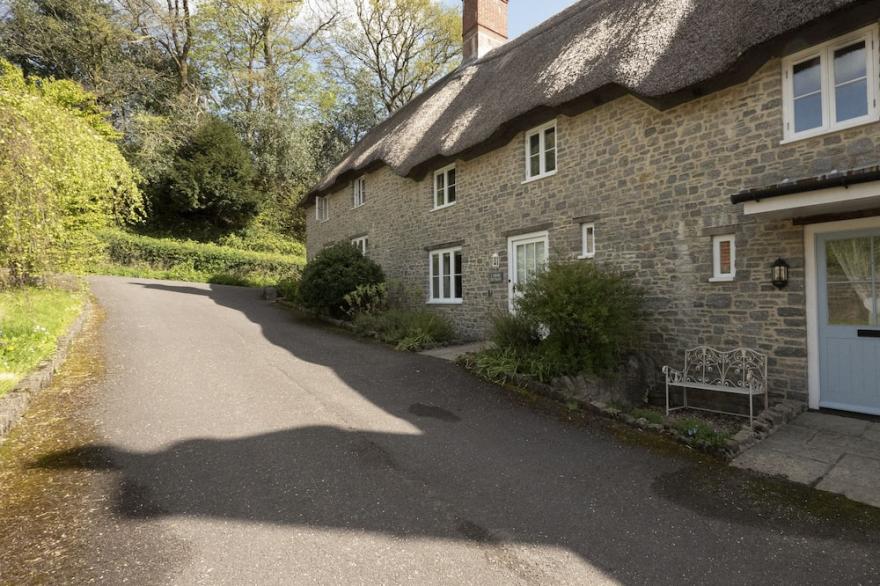 3 Bedroom Thatched Cottage in Evershot Dorset