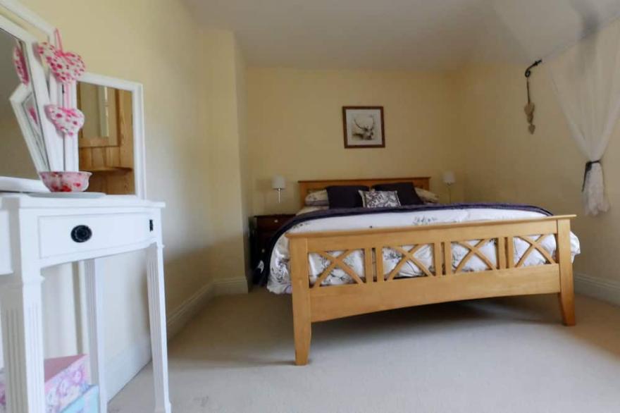 3 Bedroom Thatched Cottage in Evershot Dorset