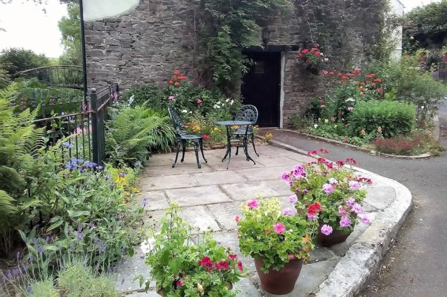 Cosy, very quiet, relaxing retreat, pretty surroundings, idylic. (pet-friendly)