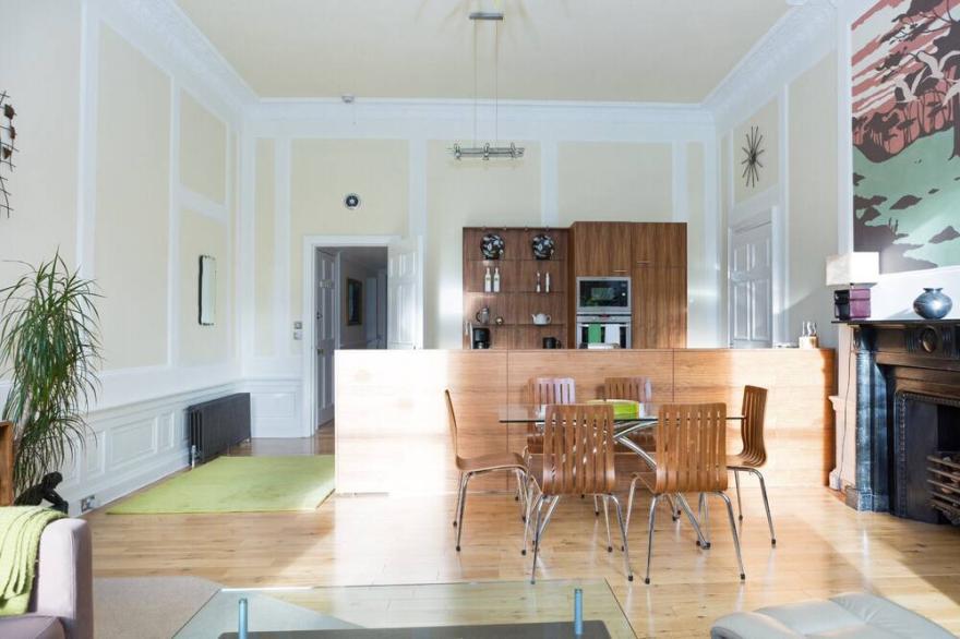 Family friendly ground floor apartment 5 minutes from Princes Street