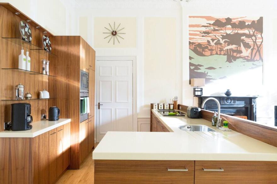 Family friendly ground floor apartment 5 minutes from Princes Street
