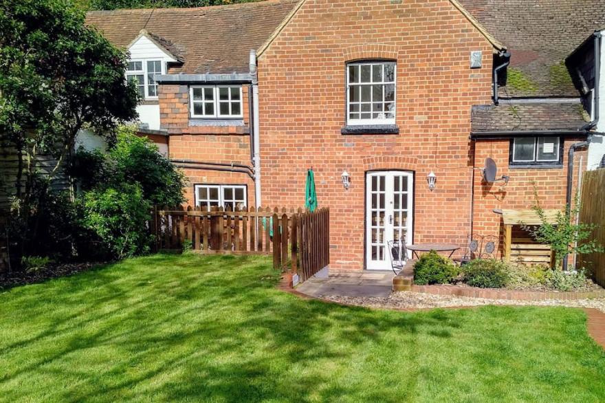 Hartley Wintney - Charming Cottage In Village/ Wood Burning Stove/ Parking/ Wifi