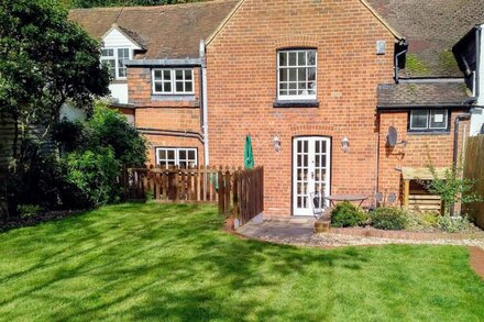 Hartley Wintney - Charming Cottage in Village/ Wood Burning Stove/ Parking/ Wifi