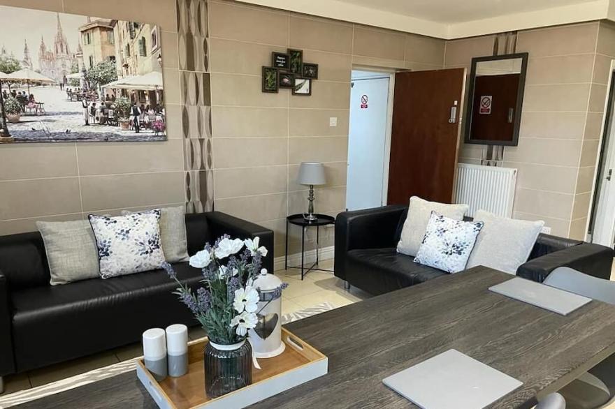5 bed, 2.5 bath, luxury apartment - sleeps 8.