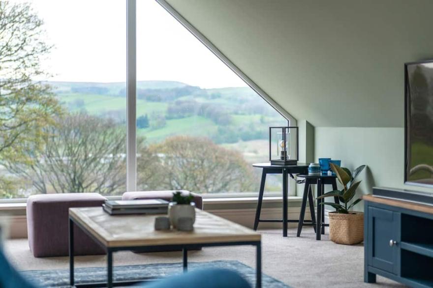 WALTON HOUSE COTTAGE, romantic, with hot tub in Chapel-En-Le-Frith