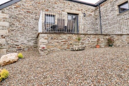 THE HAYLOFT, romantic, character holiday cottage in Bodmin