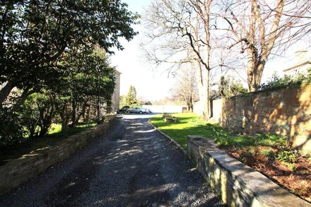 Stunning traditional apartment - 5 minutes walk from Ayr beach!