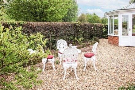 BLOSSOM'S COTTAGE, family friendly, with a garden in Shawbury