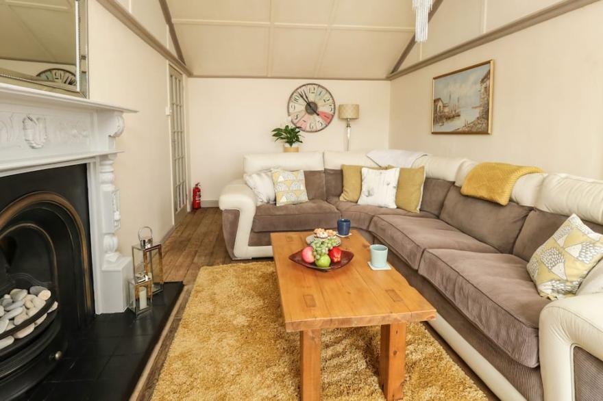 UPPER BUTCHERS COTTAGE, pet friendly, with a garden in Upwey