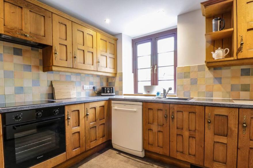 CAPEL SOAR, character holiday cottage, with open fire in Dolgellau