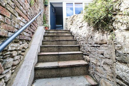 21 MILLGATE, pet friendly, character holiday cottage in Richmond