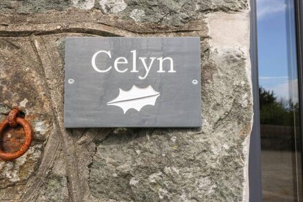 TYDDYN SIANEL - CELYN, romantic, country holiday cottage in Criccieth