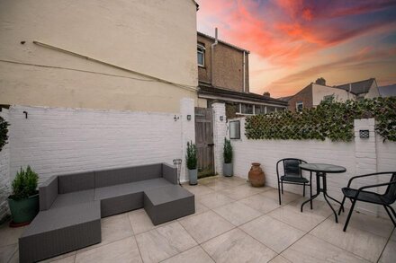 Super stylish, large 3 bedroom Victorian House in Southsea