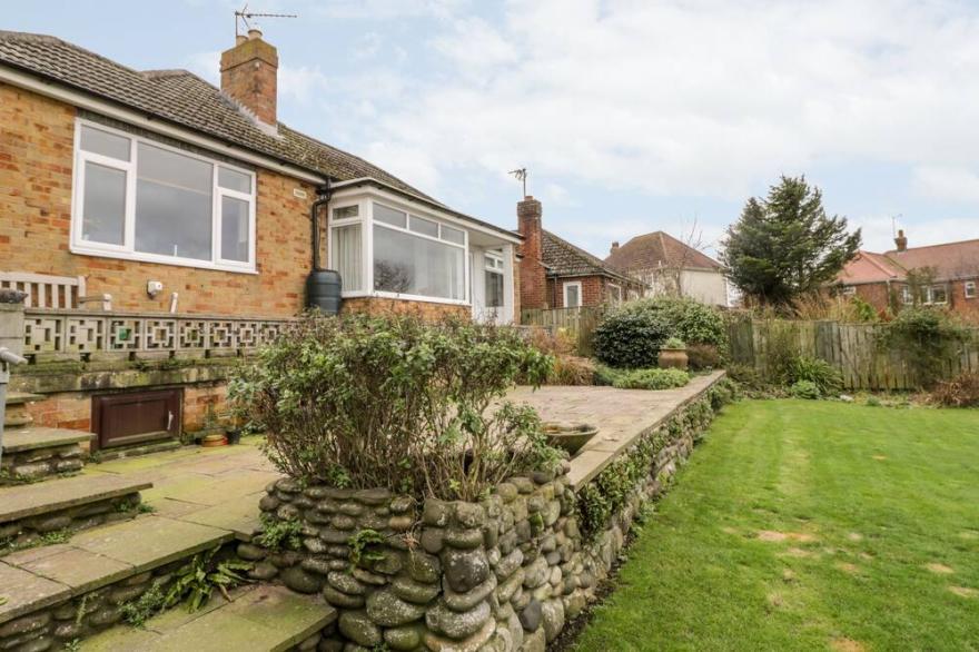 8 MERE VIEW AVENUE, Pet Friendly, With Open Fire In Hornsea