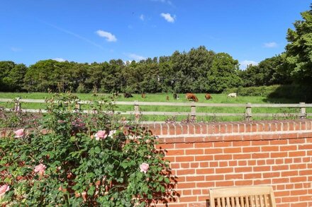 THE SMITHY, character holiday cottage, with a garden in Laceby