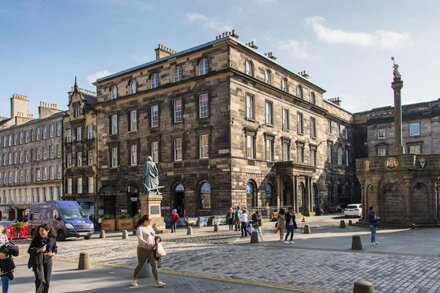 A magnificent 2 bedroom apartment on the famous Royal Mile