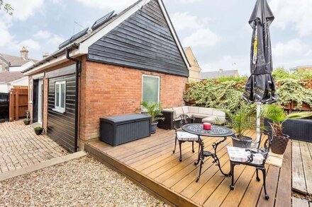 Detached cosy house with private hot tub & parking, for 2 +2 near Poole Hospital