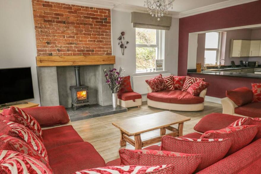 ELLIE'S LODGE, Family Friendly, With Hot Tub In Ulverston