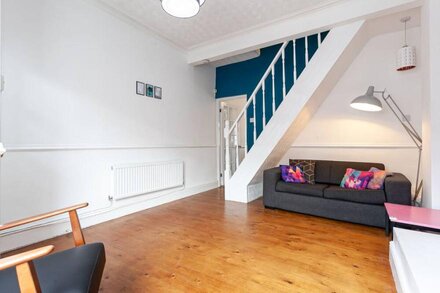 Chic 3 Bed House w/backyard - 9 mins from Manchester Centre