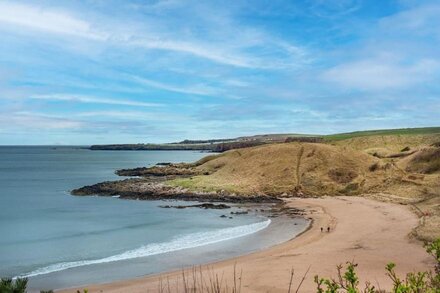 1 THE BAY - beach apartment set above the picturesque sands of Coldingham Bay