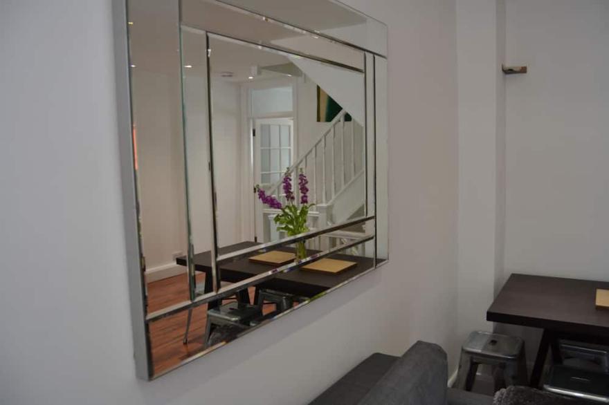 Contemporary 3 double bed Townhouse 1 minute from sea and Beach with parking.