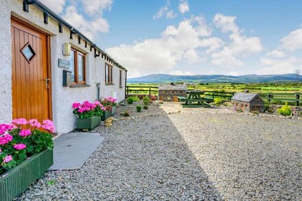 ADA'S COTTAGE, romantic in Kirkby-In-Furness