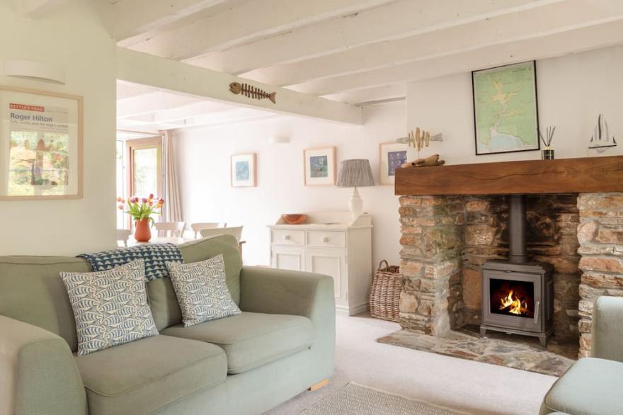 OYSTER COTTAGE, pet friendly, character holiday cottage in Salcombe