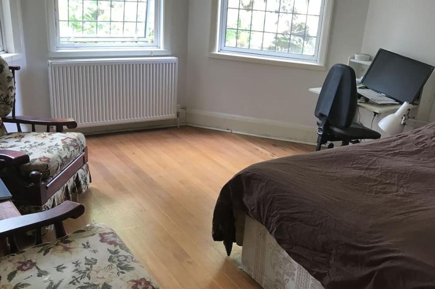 Cosy Room in a quiet and a peaceful neighbourhood.
