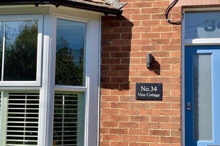 VINE COTTAGE, with a garden in Tenterden