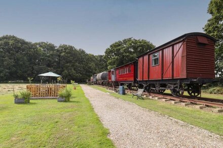 THE CARRIAGE AT HIGH BARN HERITAGE, with a garden in Halstead