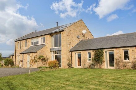 FONTBURN FARMHOUSE, pet friendly, luxury holiday cottage in Rothbury