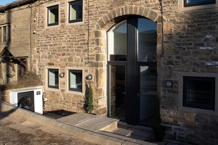 Dog Friendly Unique barn conversion in Saddleworth