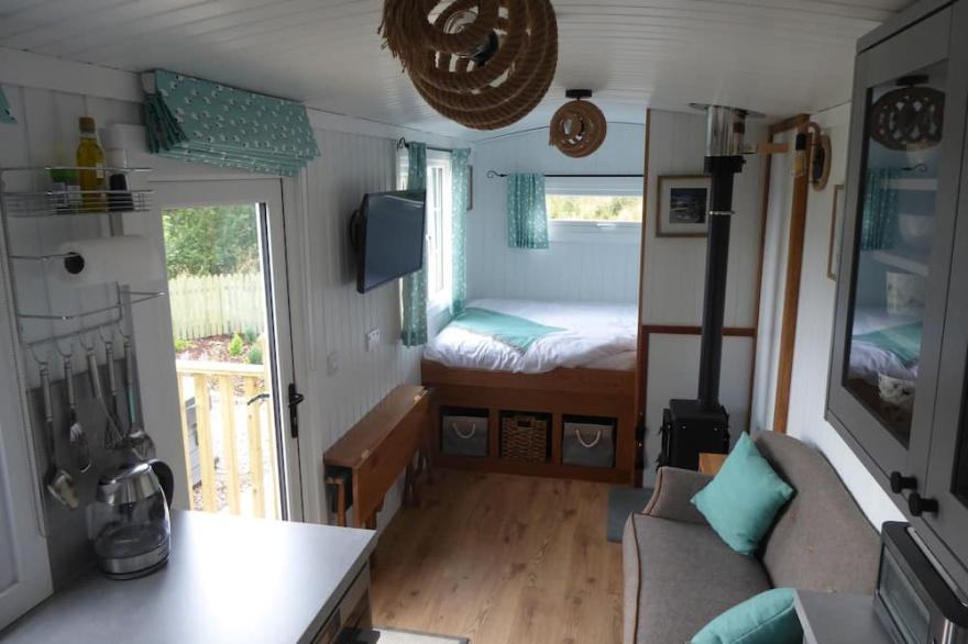 Shepherd's View @ Dalnoid - en-suite shower room, hot-tub, garden, great views