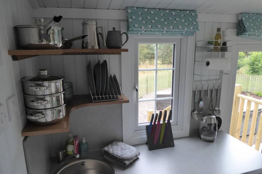 Shepherd's View @ Dalnoid - en-suite shower room, hot-tub, garden, great views