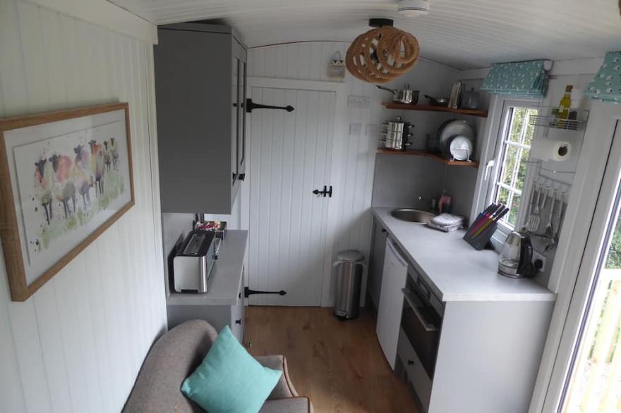 Shepherd's View @ Dalnoid - en-suite shower room, hot-tub, garden, great views