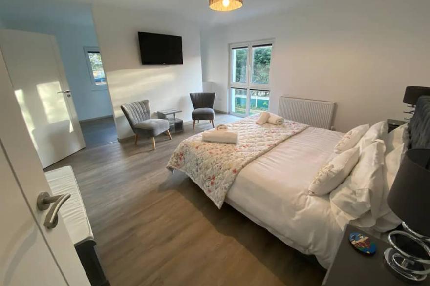 Large Eco House 4 mins to beach
