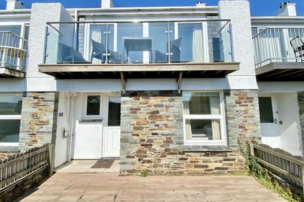 9 Slipway - Estuary views with parking, a 2 minute walk to Rock beach.