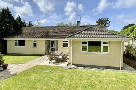 Loughrigg -  a bungalow in the centre of Rock with parking