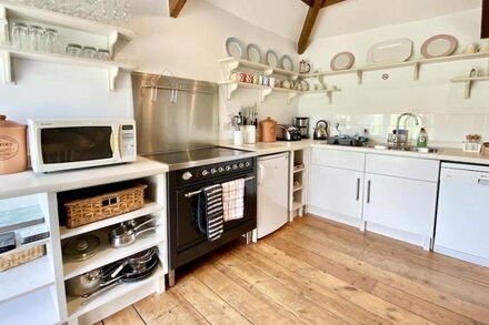 Upper Trenain Barn -  small barn conversion on private farm complex 10 minute walk to Daymer Bay bea