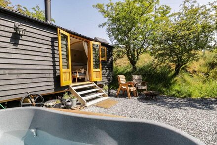 MOELFRE - SHEPHERDS HUT, romantic, with hot tub in Llanbedr