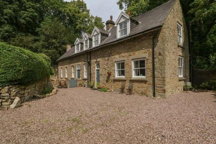 THE OLD COACH HOUSE, family friendly, with a garden in Buxton