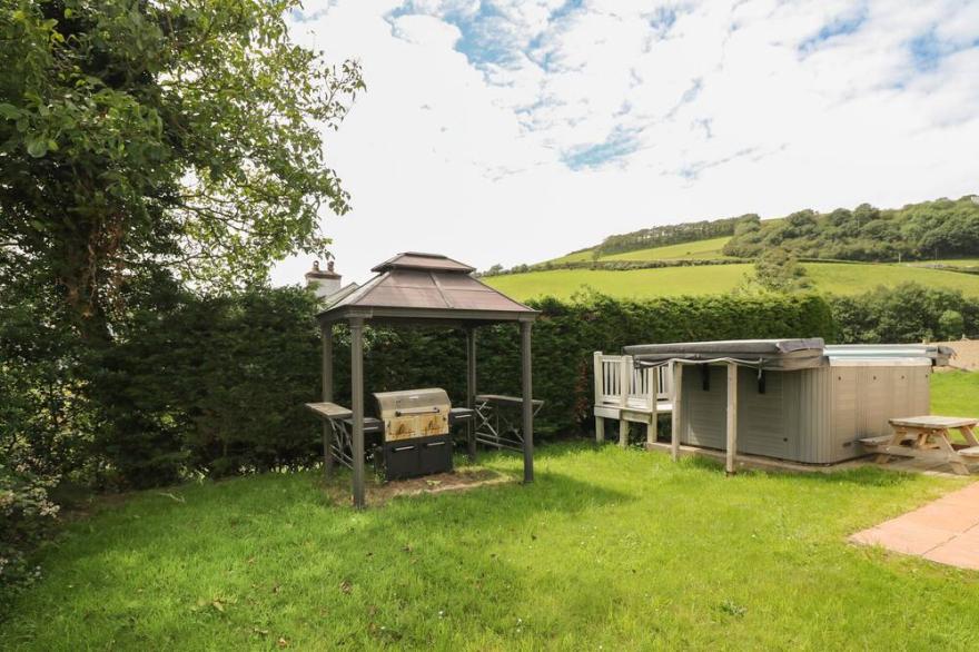 ABERCEIRO BUNGALOW, Pet Friendly, With Hot Tub In Bow Street, Wales