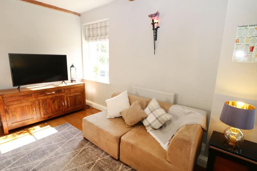 CASTLE HILL, character holiday cottage, with a garden in Bakewell