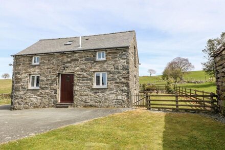 ORSEDD WEN COTTAGE, pet friendly, with open fire in Betws-Y-Coed