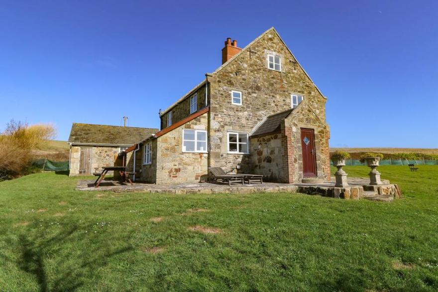 COMPTON GRANGE, pet friendly, character holiday cottage in Freshwater