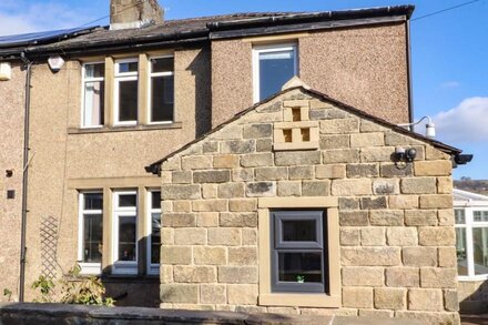 FARNHILL VIEW, pet friendly, character holiday cottage in Cross Hills