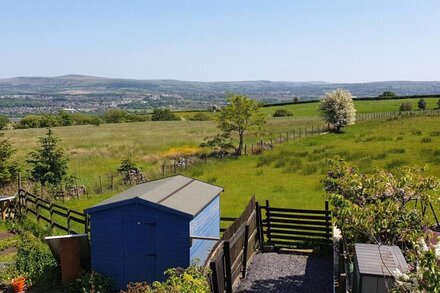 NO. 3 LANESIDE, character holiday cottage in Great Harwood