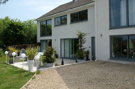 SHUTTS HOUSE GARDEN APARTMENT, pet friendly in Coombe Bissett