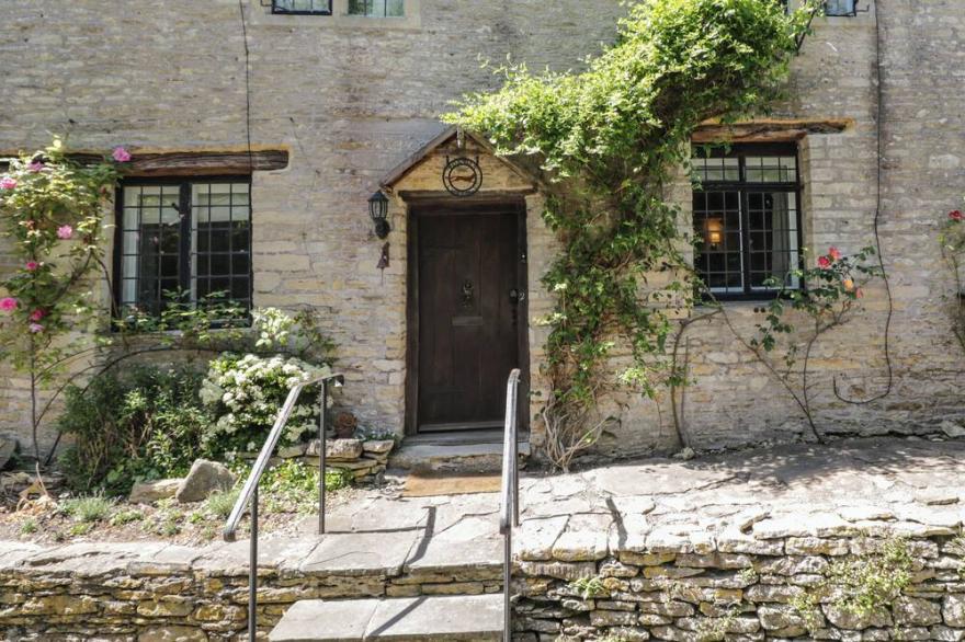 FOX DEN COTTAGE, Family Friendly, With Open Fire In Castle Combe
