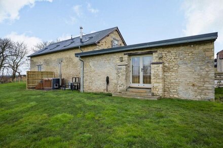 Stylish, dog friendly holiday home with a hot tub in the heart of the Cotswolds - The Stables